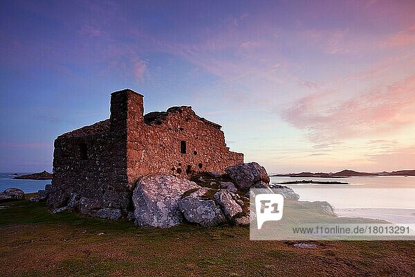 Fort aus dem 16. Jahrhundert zur Verteidigung des Hafens bei Sonnenaufgang gebaut  The Blockhouse  Block Point  zwischen Green Porth und Cook's Porth  Old Grimsby  Tresco  Scilly-Inseln  England  September