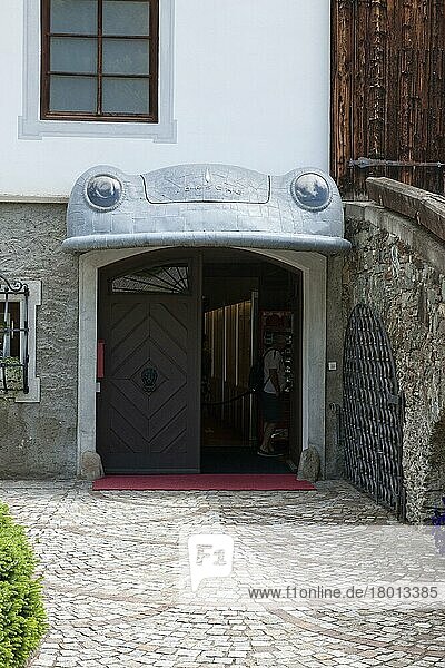Porsche Automuseum Gmünd  Europa  Eingang  Tür mit Front von Porsche 356  Außenansicht  Gmünd  Kärnten  Österreich  Europa