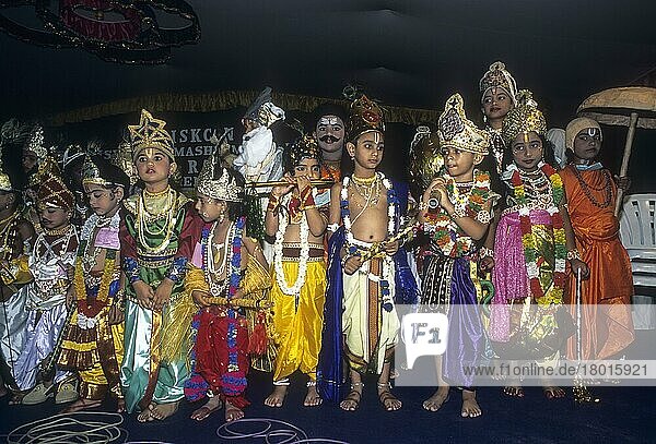 Junge und Mädchen in Kostümen bei einem religiösen Fest zu Krishna Janmashtami  Coimbatore  Tamil Nadu  Indien  Asien