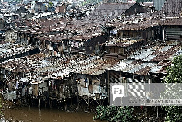 Stelzenbaracken mit Wellblechdächern am Fluss in der Stadt  Manggarai-Distrikt  Jakarta  Java  Indonesien  Dezember  Asien