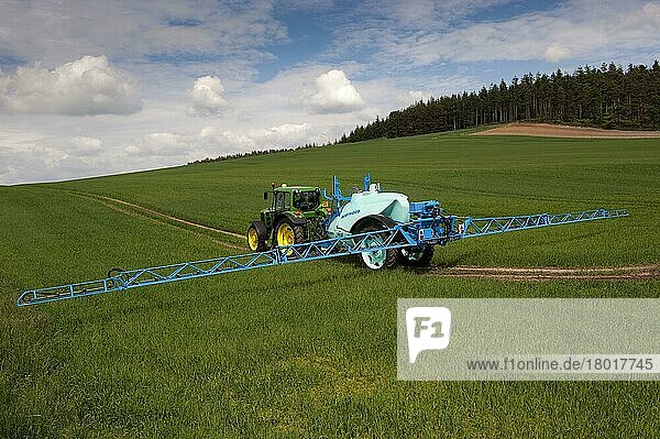 Traktor mit Sprühgerät  Sprühen von Sommergerste mit Herbizid  England  Juni