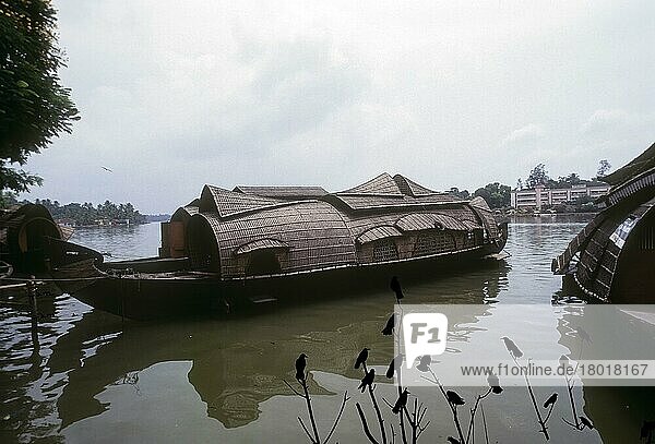 Das Kettuvallam ist ein in Kerala weit verbreitetes Hausboot mit einem strohgedeckten Dach über einem Holzrumpf. Das Kettuvallam oder Boot mit Knoten wird so genannt  weil verknotete Kokosseile die gesamte Struktur des Bootes zusammenhalten. Kollam  Quilon  Indien  Asien