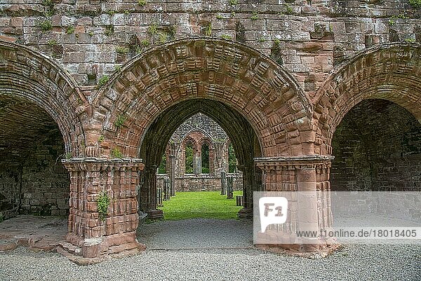 Torbogen in der Ruine eines Zisterzienserklosters  Furness Abbey (St. Mary of Furness)  Barrow-in-Furness  Cumbria  England  Juni