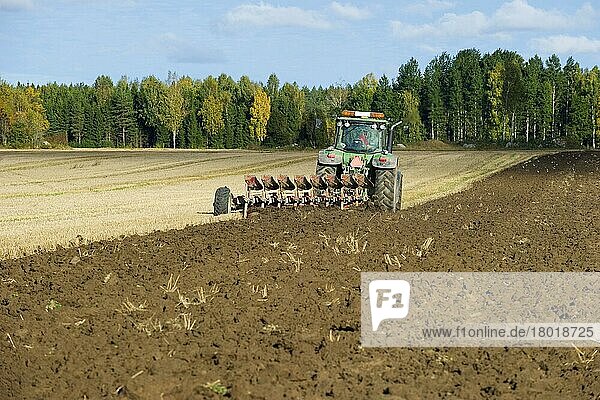 Traktor mit Drehpflug  pflügt Ackerland  Schweden  September  Europa