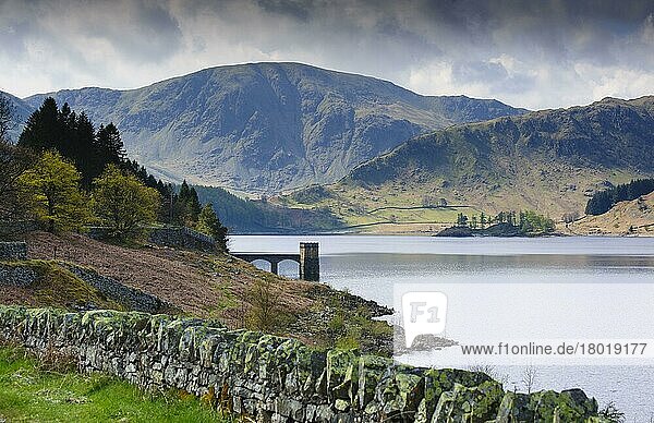 Blick auf das Hochland-Reservoir mit Blick auf The Pier and Harter Fell  Haweswater Reservoir  Mardale  Mardale Valley  Lake District  Cumbria  England  April