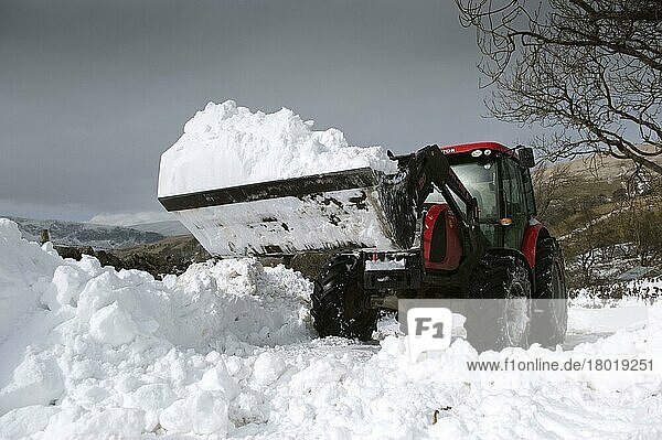 Zetor-Traktor mit Lader räumt Schnee von blockierter Landstraße nach Schneesturm  Cumbria  England  März