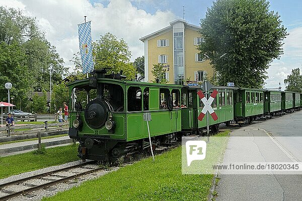 Chiemseebahn in Prien  Verbindung seit 1887 zwischen Bahnhof Prien und Anlegestelle am Chiemsee  Schmalspurbahn  August  Chiemgau  Bayern  Deutschland  Europa