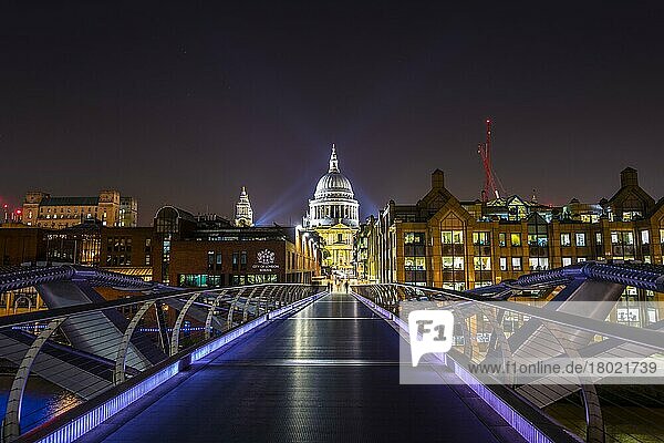 Beleuchtete Millennium Bridge und St. Paul's Cathedral  Nachtaufnahme  London  Region London  England  Großbritannien  Europa