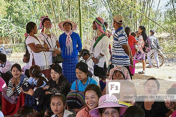 Frauen aus Kayan Lahwi bei der Dorffeier von Kay Htein Bo  Pan Pet Region  Kayah State  Myanmar  Asien