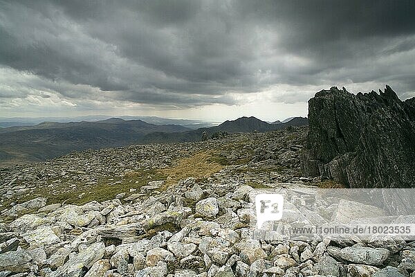 Blick auf die Felsen auf dem Gipfel des Berges  Glyder Fawr  Glyderau  Snowdonia  Conwy  Wales  Mai