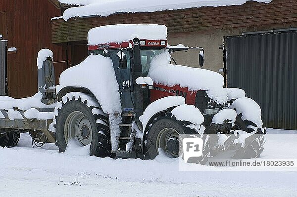 Fall CVX170 Traktor  tief verschneit  Schweden  Winter  Europa