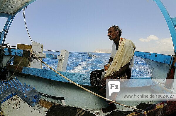 Einheimische Fischer sitzen auf dem Boot auf See  Sokotra  Jemen  Marsch  Asien