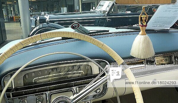 Cadillac Oldtimer  Lenkrad  Spiegelfigur hawaiianisches Mädchen