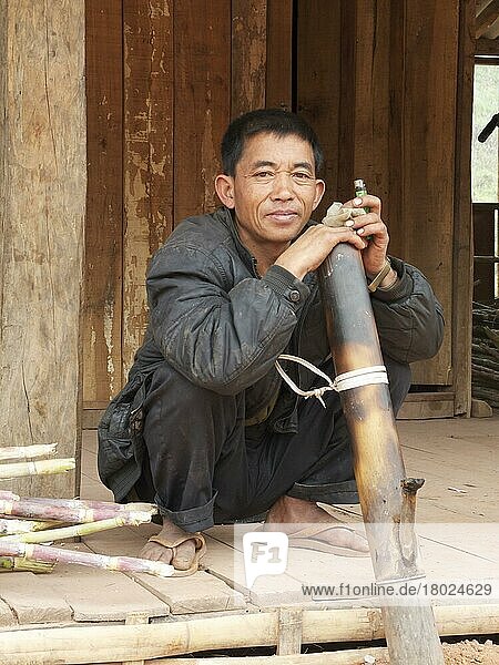  rauchender Mann mit Bambus  Ou Tai  Provinz Oudomxay  Laos  Asien