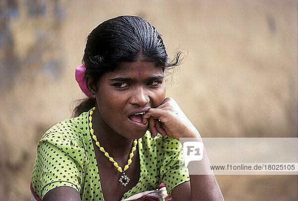 Betta Kurumba belle sitzend vor ihrer Hütte  Stammesangehörige in Mudumalai  Nilgiris  Tamil Nadu  Indien  Asien