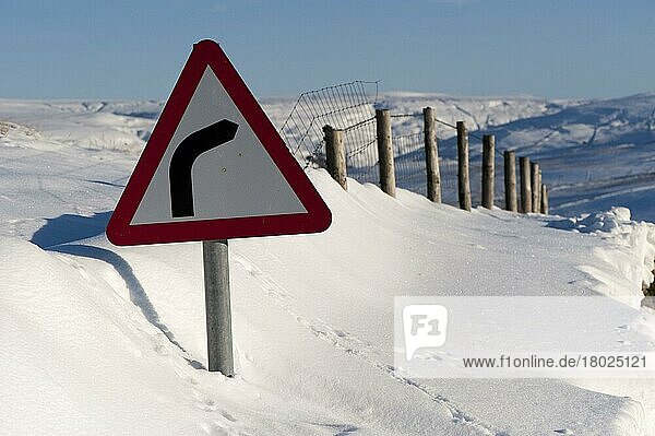 Straßenschild in Schneeverwehung am Straßenrand  Upper Swaledale  North Yorkshire  England  Dezember
