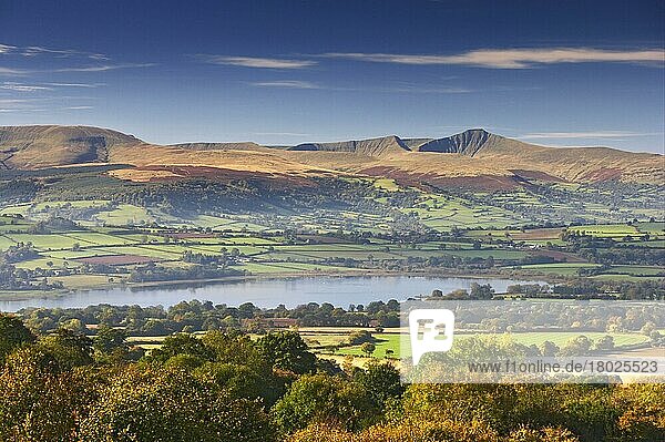 Blick auf See  Ackerland und Hügel  von Mynydd Llangorse aus gesehen  Llangorse See  Brecon Beacons N. P. Powys  Wales  Oktober