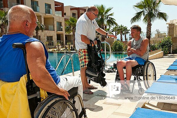 Behinderte Menschen im Rollstuhl  Tauchkurs  Behindertentauchen
