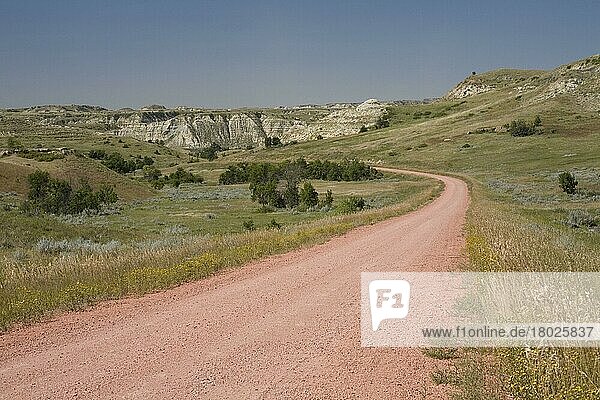 Blick auf die rote Scoria-Straße im Ranchland  Badlands  North Dakota (U.) S. A. August