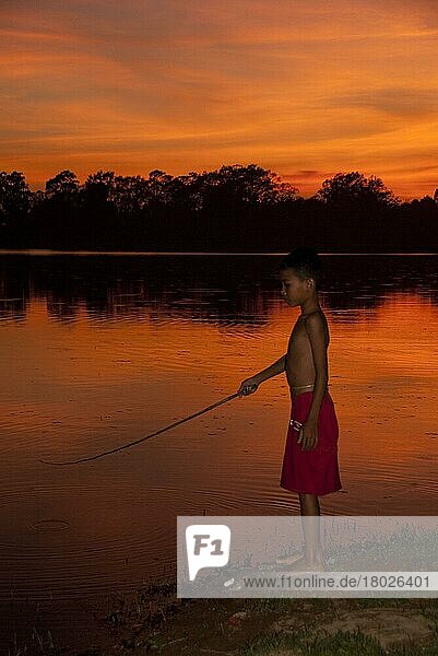 Junge fischen im See bei Sonnenuntergang  Pre Rup  Angkor  Siem Riep  Kambodscha  Asien