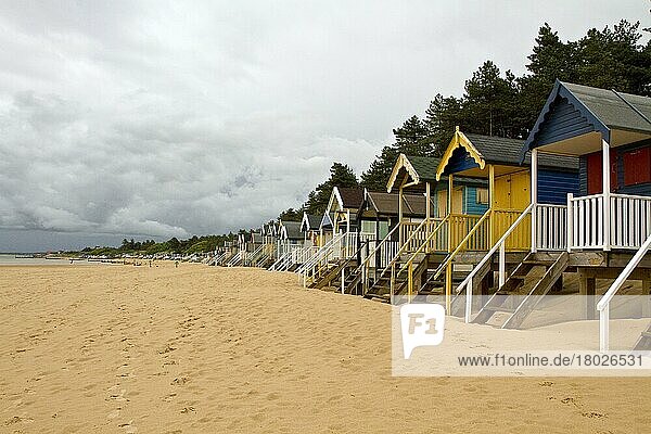 Bunt bemalte Strandhütten an der Holkham Bay in der Nähe von Wells am Meer  North Norfolk  England. Der Sandstrand und die Postkartenhütten sind ein beliebtes Urlaubsziel