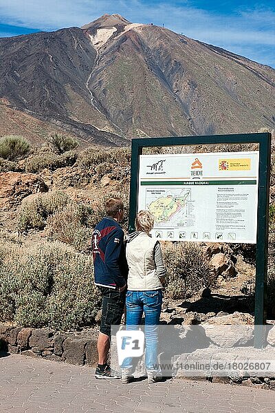 Urlauber  Touristen lesen Infotafel  Informationstafel am Fuß des Teide  Hochplateau  Teneriffa  Spanien  Kanarische Inseln  Europa