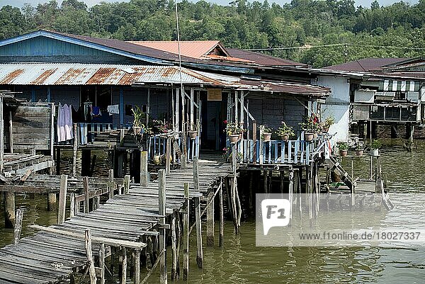 Spazierweg und Hütten auf Stelzen im Fluss  Wasserdorf (Kampong Ayer)  Fluss Brunei  Bandar Seri Begawan  Brunei  März  Asien
