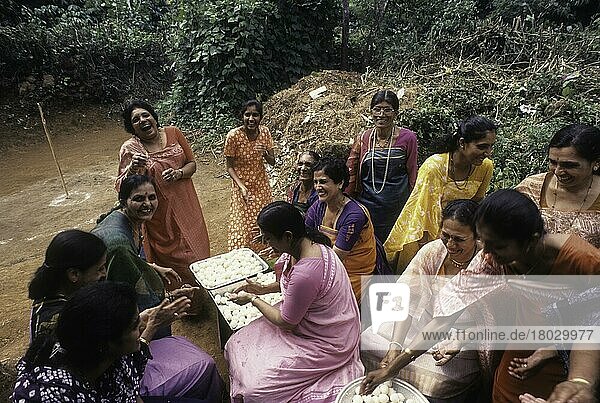 Kodava-Frauen bei der Herstellung eines Reisballs  Kadamputtu  während des Huthri-Festes  Kodagu  Karnataka  Indien  Asien