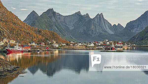 Holzhäuser Siedlung am Reinefjord mit Fischerbooten  hinten Lofotengipfel  Reine  Lofoten  Nordland  Norwegen  Europa