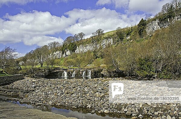 Ansicht eines Flusses mit Wasserfällen und Kalksteinklippen Wainwath Force und Cotterby Scar  River Swale  Yorkshire Dales N. P. North Yorkshire  England  Großbritannien  Europa
