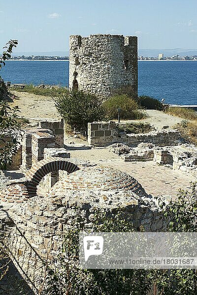 Historische Ruinen von Mühle und Basilika  Altstadt Nessebar  Schwarzmeerküste  Bulgarien  Europa
