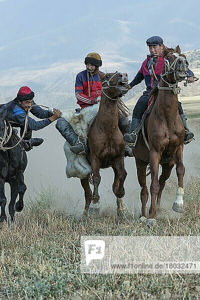 Traditioneller Kokpar oder Buzkashi in den Außenbezirken des Gabagly-Nationalparks  Shymkent  Südregion  Kasachstan  Zentralasien  Nur für redaktionellen Gebrauch  Asien