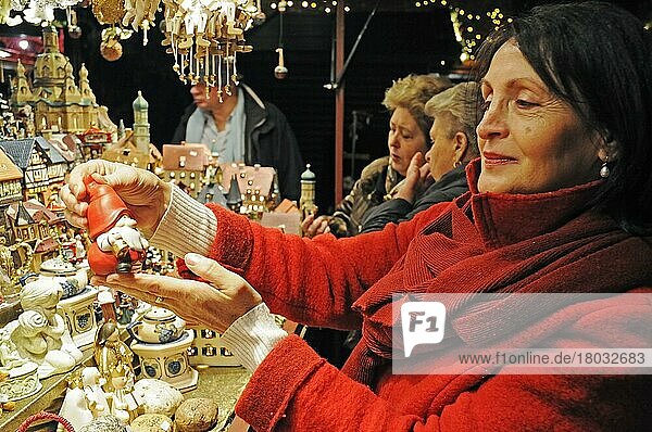Frau  55 Jahre  beim Einkaufen auf Weihnachtsmarkt  Dortmund  Nordrhein-Westfalen  Deutschland  Weihnachtsdekoration  Europa