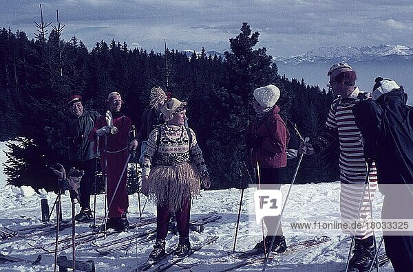 Fasching am Blomberg  Bayern  Bad Tölz  Isarwinkel  haus  60er  60er Jahre  1960er  1960er Jahre  Alpenvorland  Skitour  Spaß  Sport  Deutschland  Europa
