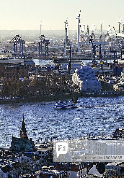 Ausblick von der Hauptkirche St. Michaelis  genannt Michel  auf die Norderelbe und den Hafen  Hamburg  Deutschland  Europa