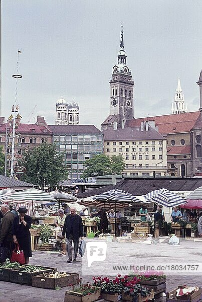 Viktualienmarkt  Alter Peter  Frauenkirche  Rathausturm  München  Oberbayern  Bayern  Deutschland  Siebziger Jahre  70er Jahre  Europa