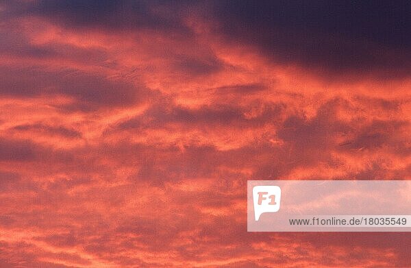 Wolken bei Sonnenuntergang  Abenddämmerung  Himmel  Querformat  horizontal