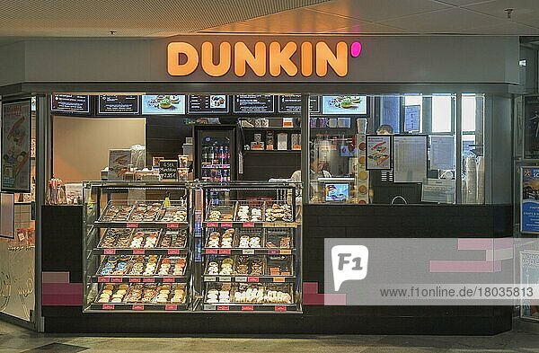 Dunkin Donut  Ladenzeile im Bahnhof Friedrichstraße  Mitte  Berlin  Deutschland  Europa
