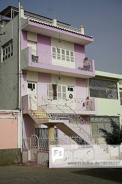 Rosafarbenes Haus im Bairro de Brasil  Stadteil von Praia  Praia  Santiago  Kap Verdische Inseln  Kap Verde  Afrika