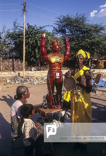 Ein Dorfbewohner lässt einen Roboter beim Karamadai-Wagenfest in der Nähe von Coimbatore  Tamil Nadu  Indien  zum Einsatz kommen  Asien