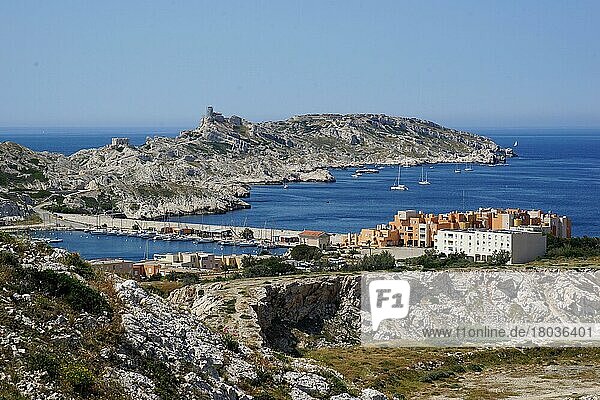 Blick von Ile Pomegues auf Port de Friaoul und Ile Ratonneau  Friaoul Inseln  Marseille  Mittelmeer  Archipel du Frioul  Frankreich  Europa