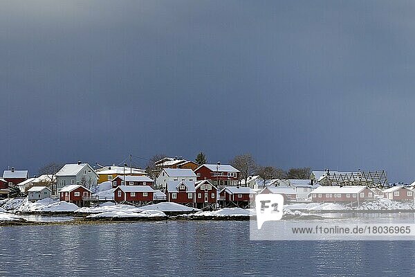 Robur-Ferienhäuser bei Svolvaer  Svolvær im Schnee im Winter  Lofoten  Norwegen  Europa