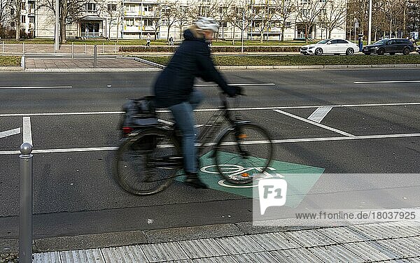 Radfahrer auf dem breiten Fahrradweg in der Karl-Marx-Allee  Berlin  Deutschland  Europa