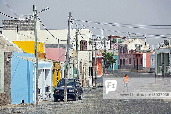 Straße mit bunten Häusern im Dorf Rabil auf der Insel Boa Vista  Cabo  Westafrika  Kap Verde  Afrika
