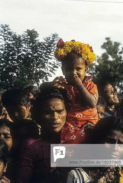 Sicher sitzendes Dorfmädchen  Madurai  Tamil Nadu  Indien. Tochter sitzt auf der Schulter der Mutter  Madurai  Tamil Nadu  Indien  Asien
