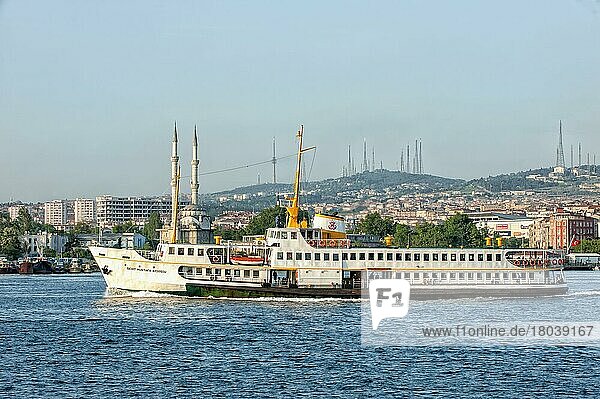 Fähre überquert den Bosporus  Istanbul  Türkei  Asien