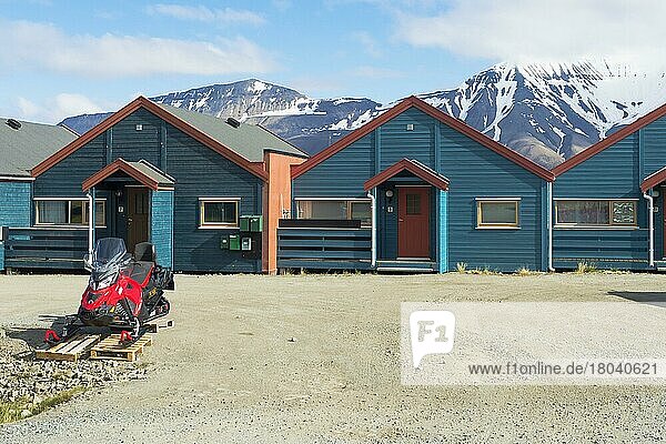 Bunt bemalte Holzhäuser  Longyearbyen  Insel Spitzbergen  Svalbard Archipelago  Norwegen  Europa