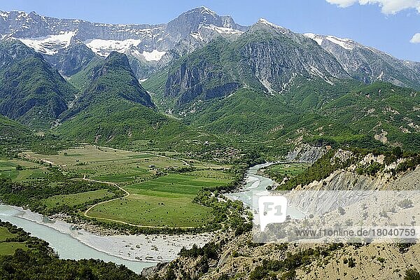 Fluss Vjosa bei Kanicol  SH75  Gebirge Nemeckes  Albanien  Europa
