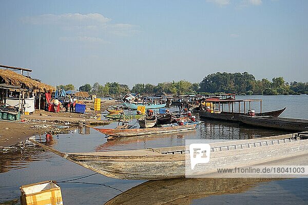 Boote im Hafen  Mekong  Ban Nakasong  Ban Nakasang  Provinz Champasak  Sued-Laos  Laos  Asien