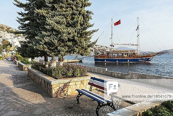 Parkbank  Promenade  Ausflugsschiff  Stadtansicht  Saranda  Ionisches Meer  Albanien  Europa